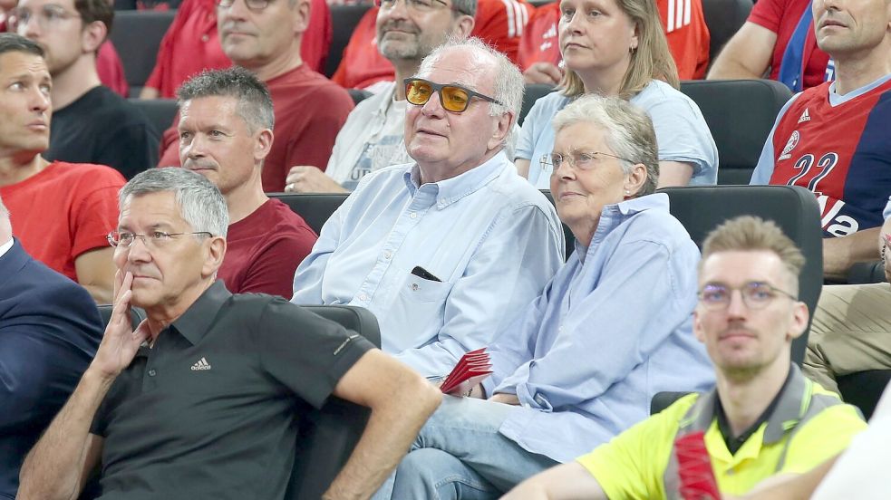 Fieberten auf der Tribüne mit: Uli Hoeneß und Herbert Hainer. Foto: Matthias Stickel/dpa