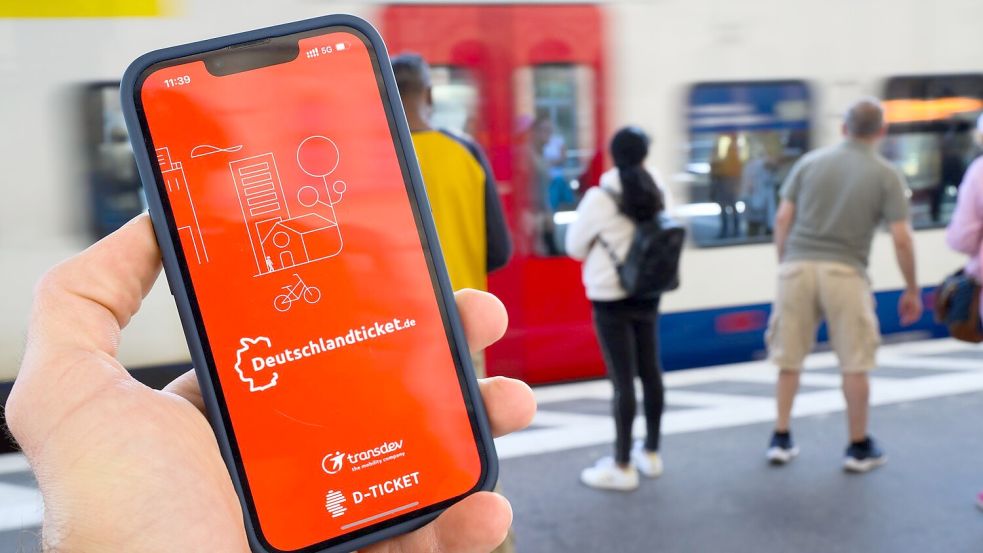 Erneut streiten Bund und Länder über die Finanzierung des Deutschlandtickets. (Symbolbild) Foto: Julian Stratenschulte/dpa