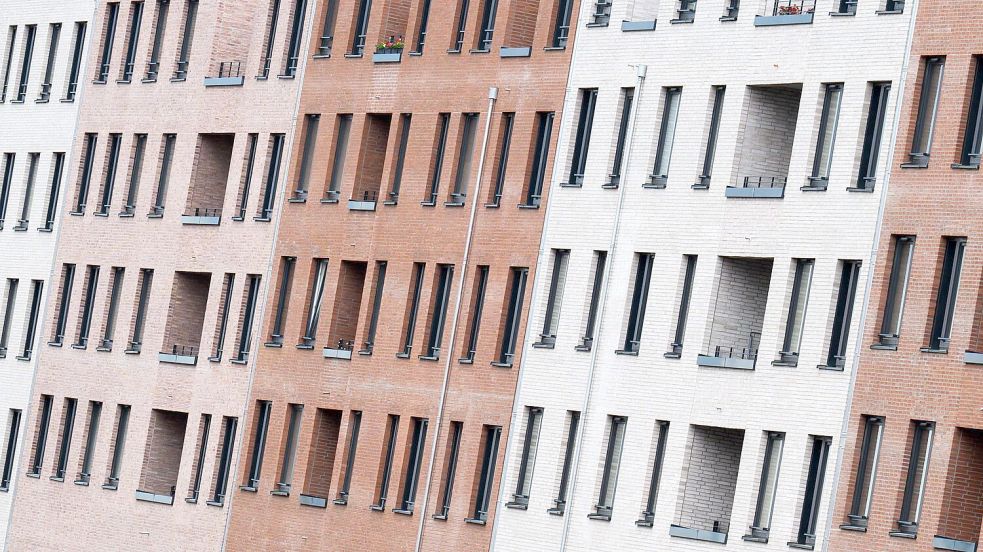 Vor allem in Ballungsräumen ist bezahlbarer Wohnraum knapp. (Archivbild) Foto: Julian Stratenschulte/dpa