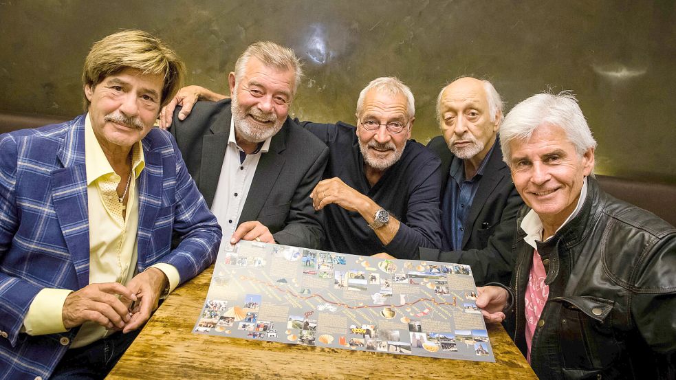 Diese fünf TV-Ikonen bestritten bei „Old Guys on Tour“ den Jakobsweg (von links): Jörg Draeger, Harry Wijnvoord, Björn-Hergen Schimpf, Karl Dall und Frederic Meisner. Foto: dpa/Gregor Fischer