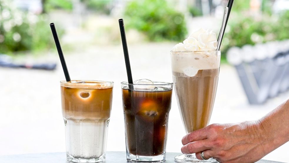 Iced Latte, Iced Coffee (also Kaffee mit Eiswürfeln) und klassischer Eiskaffee mit Vanilleeis und Sahne - präsentiert in einem Berliner Café. Foto: Jens Kalaene/dpa