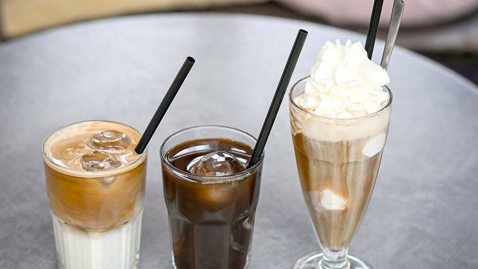 Iced Latte (also geeister Milchkaffee) und Iced Coffee sind puristischer als der sahnige Wiener Eiskaffee, der früher der Inbegriff von Eiskaffee in Deutschland war. Foto: Jens Kalaene/dpa