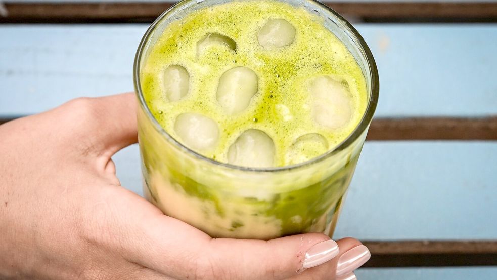 Iced Matcha Latte ist inzwischen für viele eine Alternative zu Eiskaffee (welcher Art auch immer). Foto: Jens Kalaene/dpa