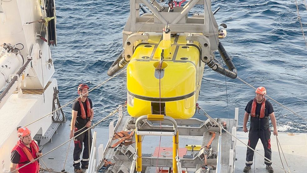 Bereits mehr als 1.000 Fässer mit Atommüll sind im Suchgebiet gefunden worden. Foto: -/Flotte Océanographique Française/dpa