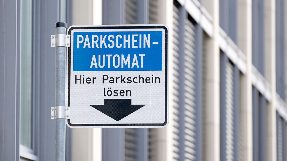 Die falschen QR-Codes werden auf Parkscheinautomaten geklebt. (Symbolbild) Foto: Sebastian Kahnert/dpa