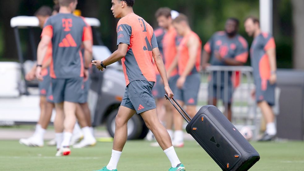 Jamal Musiala zieht eine Musikbox auf den Trainingsplatz. Gegen Flamengo soll der Bayern-Star auf dem Platz für die Musik sorgen. Foto: Sven Hoppe/dpa