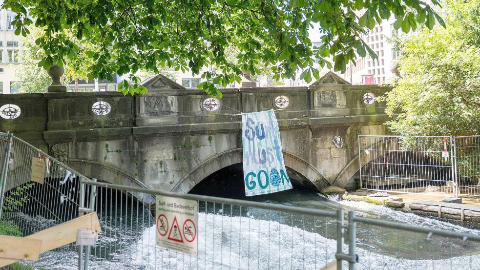 Seit dem Unfalltod einer Surferin am 17. April war die Eisbachwelle in München gesperrt. Foto: Leonie Asendorpf/dpa