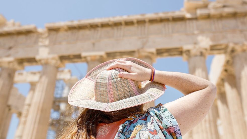 Trotz Hitze: Ein Besuch auf der Akropolis lockt immer. Foto: Socrates Baltagiannis/