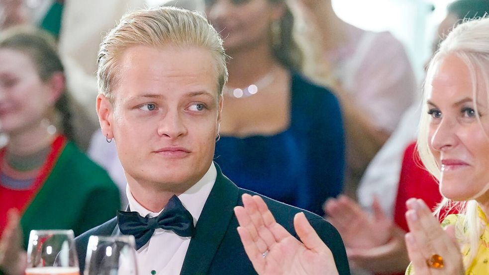 Marius Borg Høiby, hier an der Seite seiner Mutter Kronprinzessin Mette-Marit. (Archivbild) Foto: Lise Aserud/NTB/dpa
