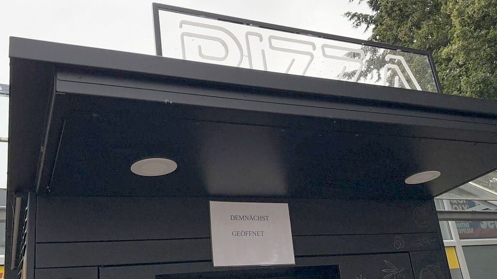 „Demnächst geöffnet“ steht auf dem Schild am Automaten. Eigentlich sollte der längst frische Pizza aufbacken. Foto: Susanne Ullrich