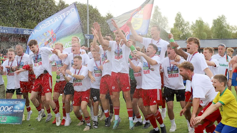 Im vergangenen Jahr feierte der TuS Pewsum den Sieg beim Ostfriesland-Cup. Dafür kommen die Krummhörner nun in den Genuss des Eröffnungsspiels. Foto: Groenewold