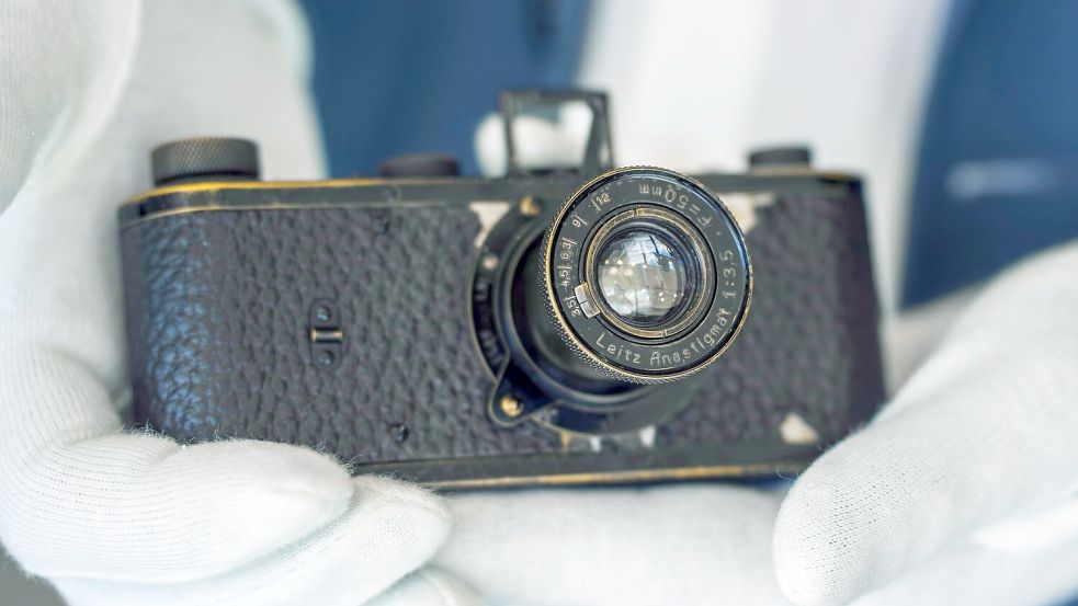 Ein über 100 Jahre alter Prototyp einer Leica-Kleinbildkamera ist bei einer Auktion für 7,2 Millionen Euro versteigert worden. Foto: Andreas Arnold/dpa