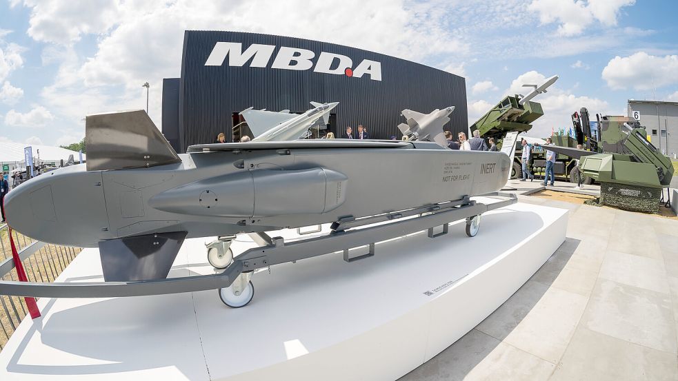 Der Taurus-Marschflugkörper (im Vordergrund) und die Firma, MBDA (im Hintergrund). Foto: IMAGO/Zoonar