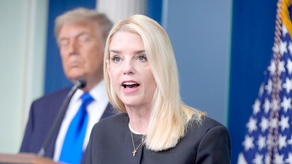 Justizministerin Pam Bondi wertet die Entscheidung als gutes Zeichen für die Trump-Regierung. Foto: Manuel Ceneta/AP/dpa
