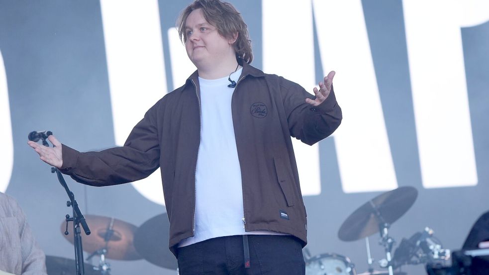 Lewis Capaldi bei seinem Auftritt auf der Pyramid-Stage während des Glastonbury-Festivals in Worthy Farm in Pilton (Somerset), England. Foto: Yui Mok/PA Wire/dpa