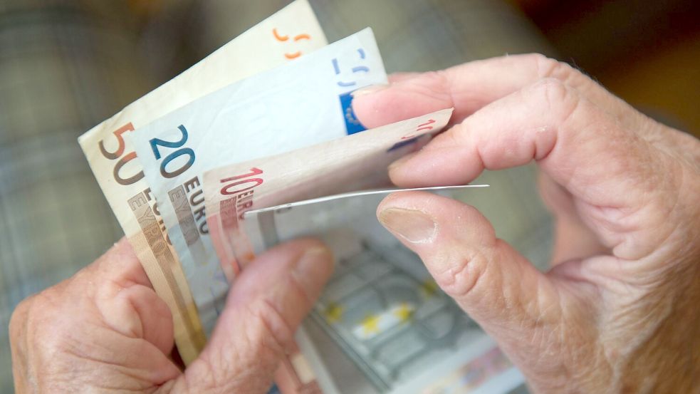 Auch Beschäftigte in der Altenpflege bekommen mehr Geld. (Archivbild) Foto: picture alliance/dpa