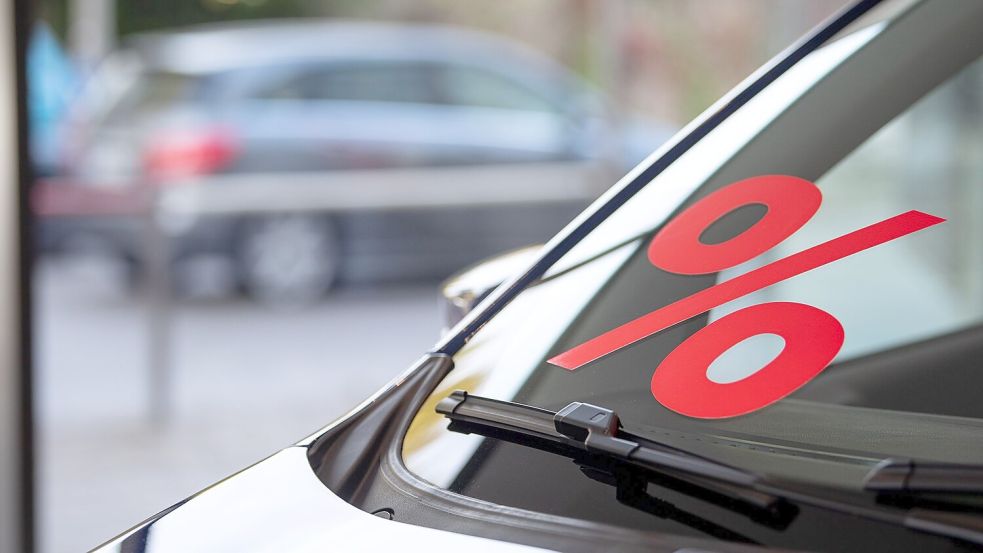 Die Rabatte im deutschen Autohandel sind zuletzt wieder etwas gesunken - auch weil sich die Nachfrage verbessert hat. (Archivbild) Foto: Sebastian Gollnow/dpa