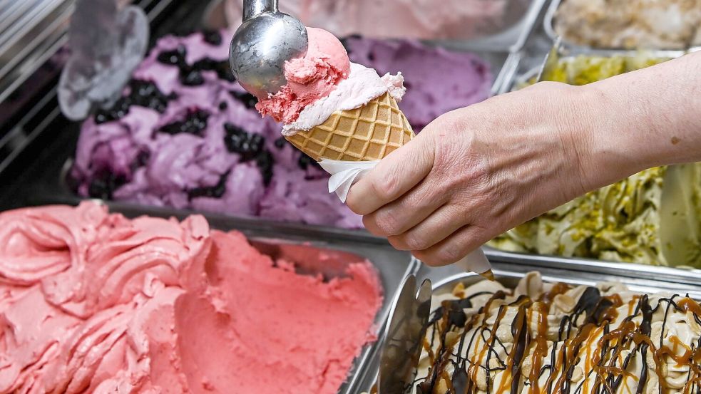 Laut Umfrage bestellen die meisten Verbraucher in Deutschland zwei bis drei Kugeln in der Eisdiele. Foto: Jens Kalaene/dpa