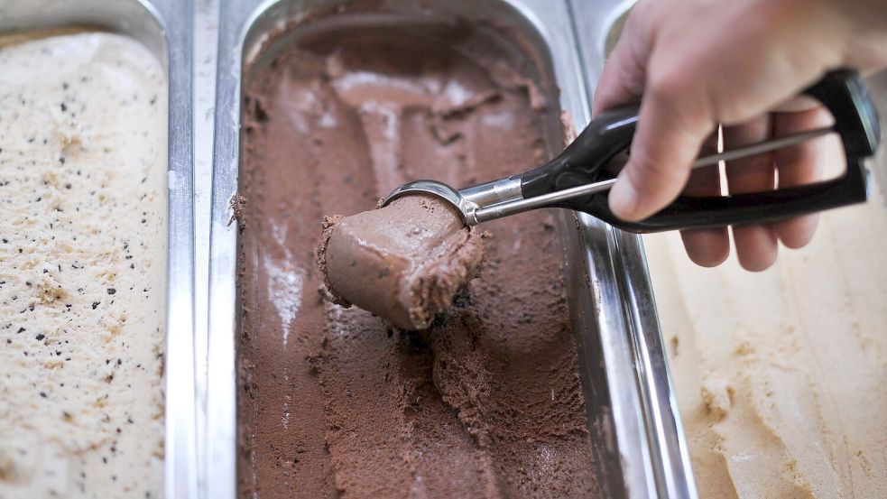 Schokolade ist die beliebteste Eissorte in Deutschland. Foto: Ole Spata/dpa