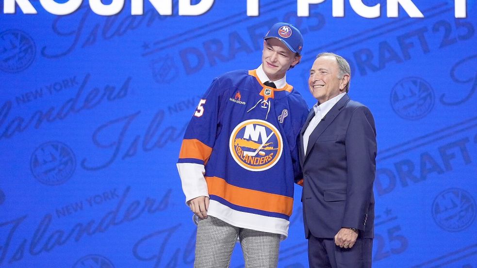 Der an Nummer eins im Draft ausgewählte Matthew Schaefer (l) und NHL-Chef Gary Bettman Foto: Damian Dovarganes/AP/dpa