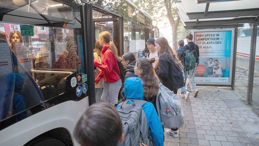 Azubis bekommen in Niedersachsen ein vergünstigtes Deutschlandticket, Schüler aber nicht. Foto: IMAGO/ Gutschalk