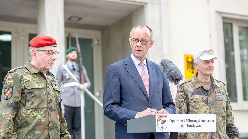 Kanzler Merz warnt vor falschem Sicherheitsgefühl und verlangt mehr Verteidigungsanstrengungen. Begrüßt wurde der CDU-Politiker von Carsten Breuer (l), Generalinspekteur der Bundeswehr, und Alexander Sollfrank (r), Befehlshaber des Führungskommandos. Foto: Michael Kappeler/dpa-Pool/dpa