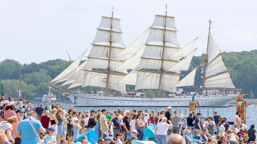 Rund 170.000 Menschen haben die Windjammerparade der Kieler Woche verfolgt. Foto: Bodo Marks/dpa