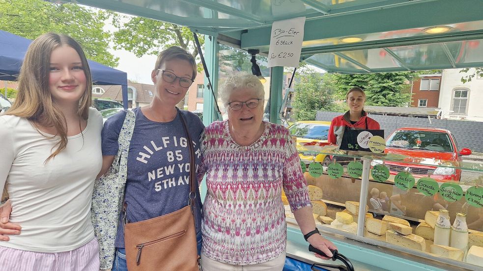 Bei Melissa de Kloet (von rechts) vom Stand des Weeneraner Ziegenhofs „De Zeeg“ kauften Leni Frieling, Heidi Groenewold und ihre Tochter regionale Produkte wie Ziegenkäse und Eier. Foto: Tatjana Gettkowski