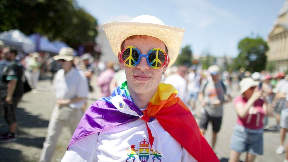 Trotz eines Verbots der Orban-Regierung versammeln sich tausende Menschen zur Budapester Pride. Foto: Rudolf Karancsi/AP/dpa
