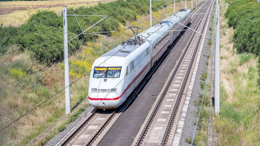 Mit 405 Kilometer pro Stunde rauschte der Hochgeschwindigkeitszug „Velaro Novo“ über die Teststrecke zwischen Leipzig und Erfurt. Foto: Jacob Schröter/dpa