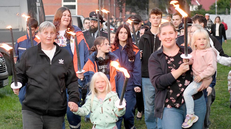 Zum Auftakt des Feuerwehrfestes in Hatshausen gab es einen Fackelumzug. Foto: Melchert Stromann