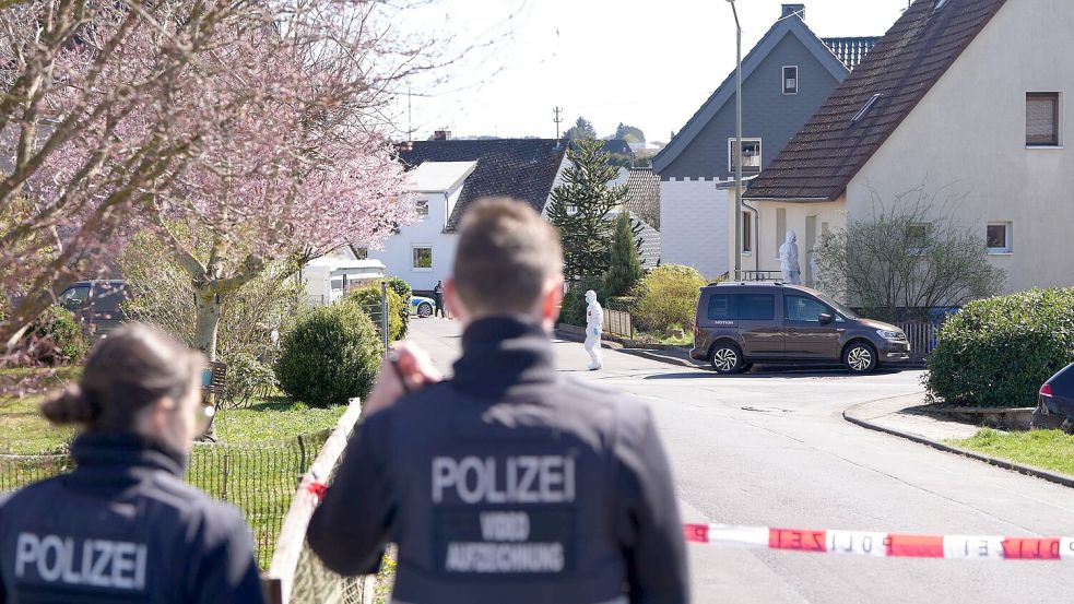 Bei den Ermittlungen zu dem Dreifachmord im Westerfald geht die Polizei auch möglichen Lebenszeichen des Tatverdächtigen im Internet nach. Foto: Thomas Frey/dpa