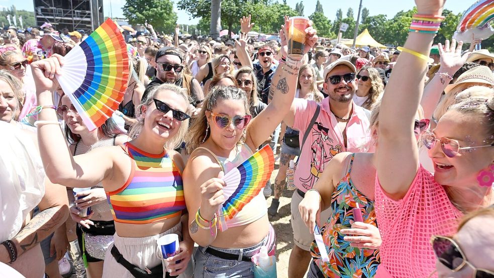 Bunt und gut gelaunt: Die Besucherinnen und Besucher beim „Rainbow Festival“ in Köln. Foto: Roberto Pfeil/dpa