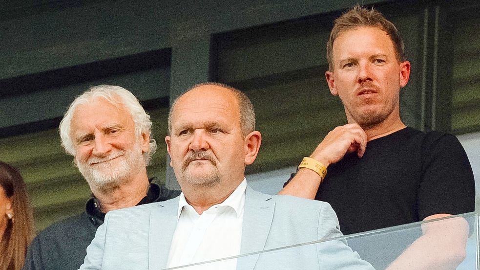 Bundestrainer Julian Nagelsmann (r) sah den spannenden Kampf um den EM-Titel im Stadion. Foto: Robert Nemeti/dpa