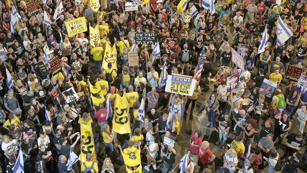 Tausende Menschen in Israel fordern ein Gaza-Abkommen. (Archivbild) Foto: Oded Balilty/AP/dpa