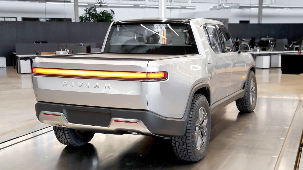 Rivians Technologie soll in Zukunft bei Autos von VW Anwendung finden. (Archivbild) Foto: Paul Sancya/AP/dpa