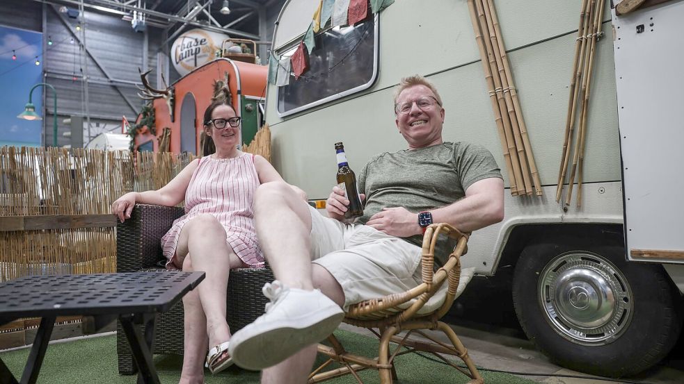 Die englischen Touristen Simon und Anne sind begeistert vom Indoor-Camping in Bonn. Foto: Oliver Berg/dpa