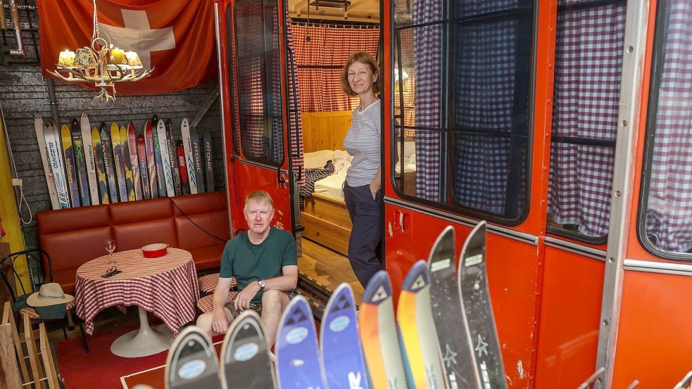 Paul Starrach aus Gießen ist versierter Camper. Die Indoor-Version erlebt er erstmals - und ist begeistert. Foto: Oliver Berg/dpa