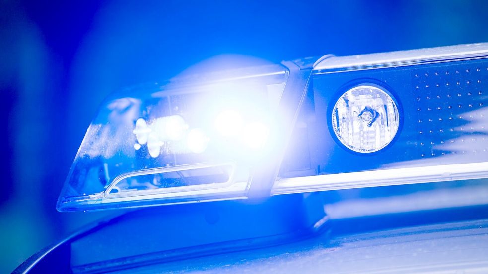 Die Polizei findet drei Verdächtige kurze Zeit später. (Symbolbild) Foto: Lino Mirgeler/dpa