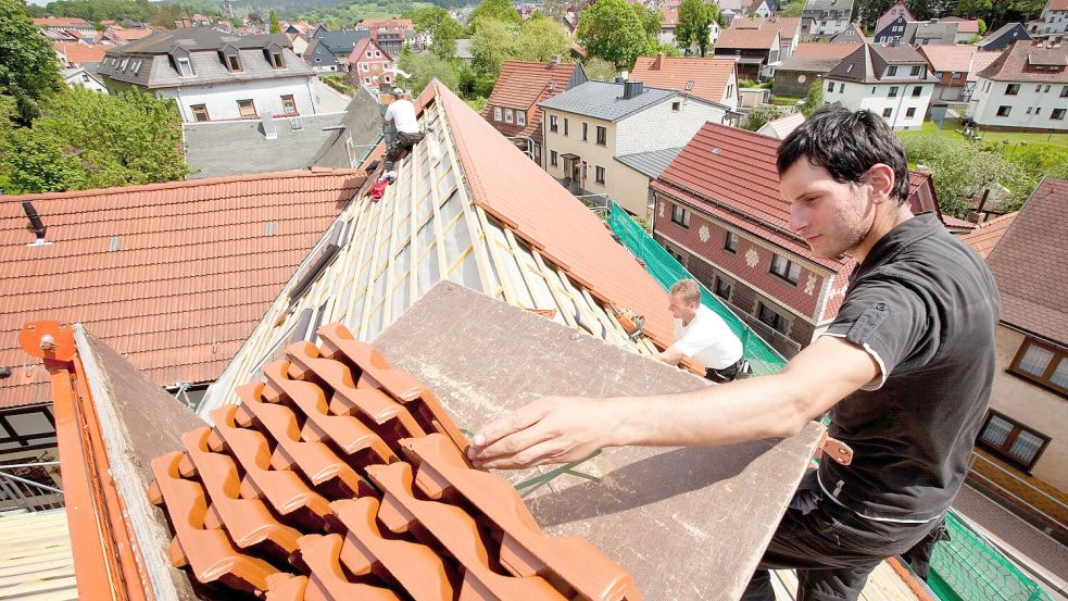 Gute Aussichten für Dachdecker: Sie müssen sich wohl vorerst keine Sorgen um KI machen. Foto: picture alliance / dpa | Michael Reichel