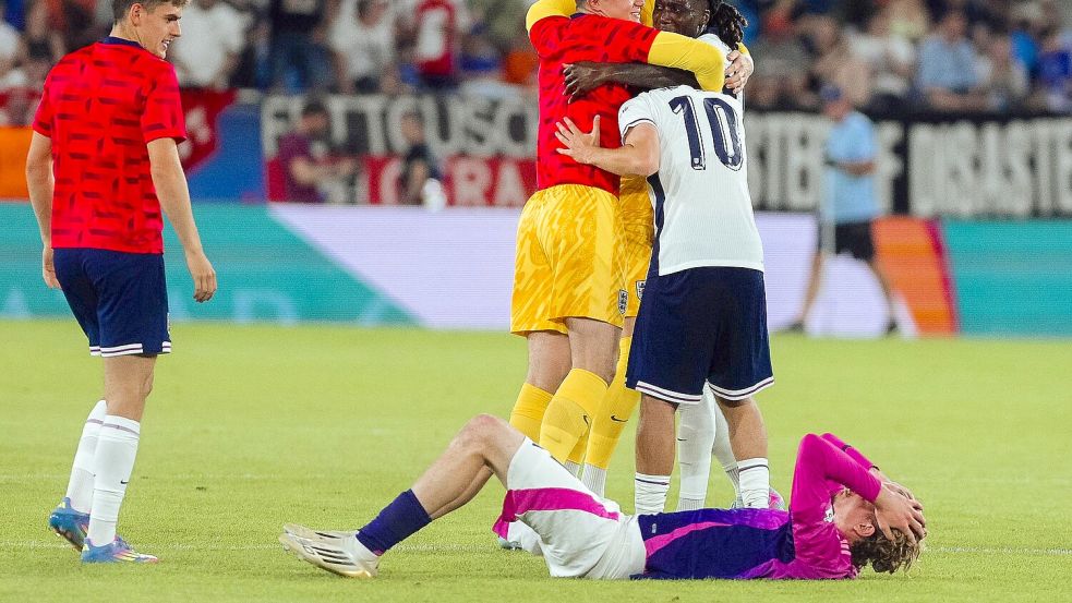 Nick Woltemade (unten) und die U21 verpassen den EM-Titel. Foto: Robert Nemeti/dpa