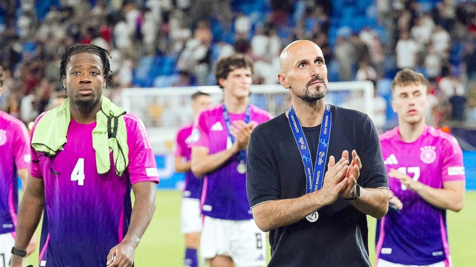 Trainer Antonio Di Salvo ist stolz auf sein Team. Foto: Robert Nemeti/dpa