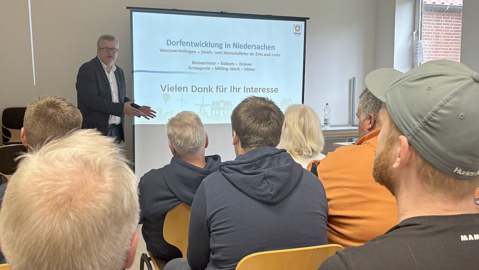 Westoverledingens Bürgermeister Theo Douwes (im Hintergrund) erläuterte den Einwohnern aus Breinermoor während der Infoveranstaltung das Projekt „Dorfentwicklung“. Foto: Carsten Ammermann
