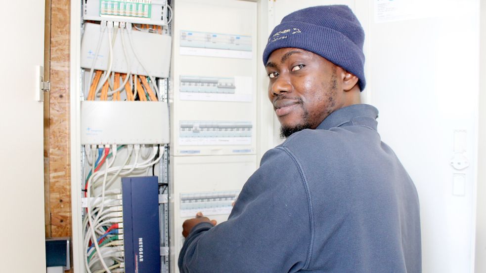 Mit dem Verkabeln von Schaltkästen kennt er sich bestens aus: Elektroniker-Azubi Ibrahima Keita aus Westoverledingen. Foto: HWK/J. Stöppel