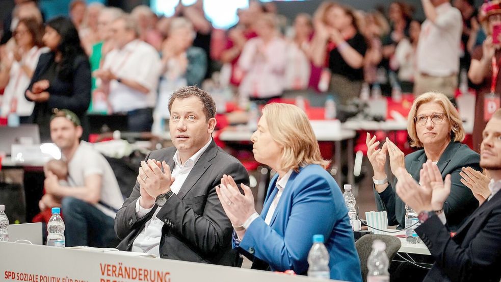 Die SPD-Vorsitzenden Klingbeil und Bas applaudieren beim Parteitag nach der Abstimmung über die Vorbereitung eines AfD-Verbotsverfahrens. Foto: Kay Nietfeld/dpa