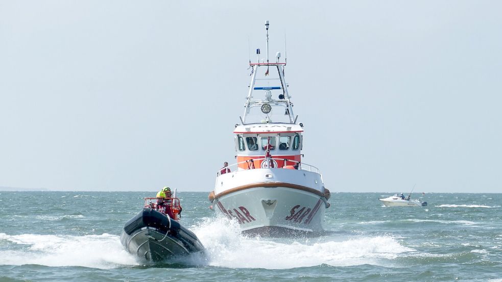Der Seenotrettungskreuzer „Eugen“ der DGzRS-Station Norderney mit Arbeitsboot „Hubertus“, hier auf einer Archivaufnahme. Foto: Die Seenotretter – DGzRS / Andreas Rade