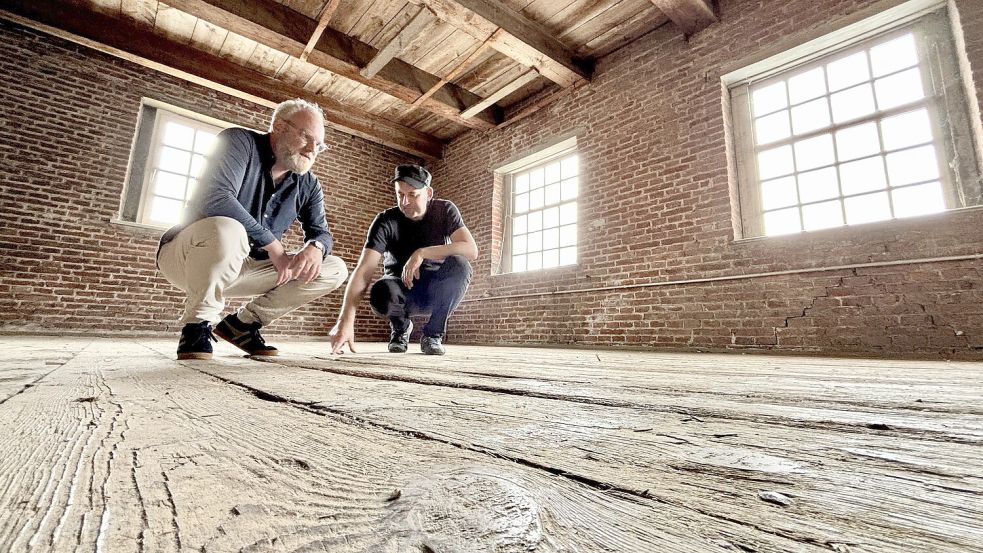 Dirk (links) und Henk Strobel schauen sich einen Raum im 200 Jahre alten Packhaus an, der noch nahezu in seinem ursprünglichen Zustand ist. Foto: Klaus Ortgies