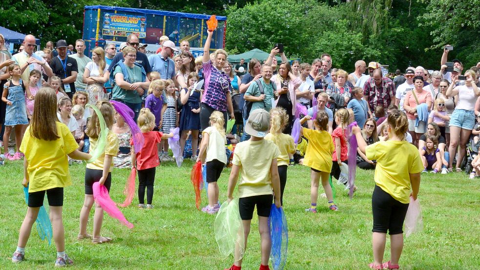Die Tanzgruppe vom Red-Fit sorgt auf dem Kinderfest für Stimmung. Foto: Lehmann