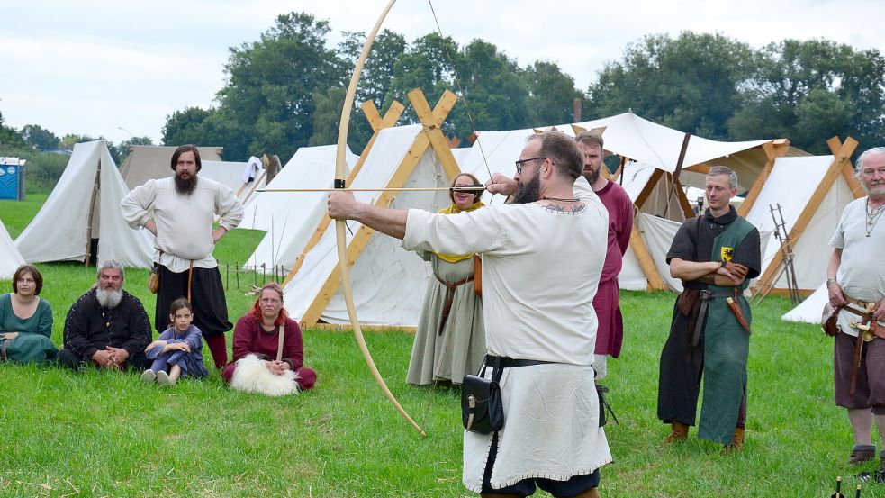 Die Teilnehmer testeten ihr Geschick beim Bogenschießen. Foto: Hannah Lehmann