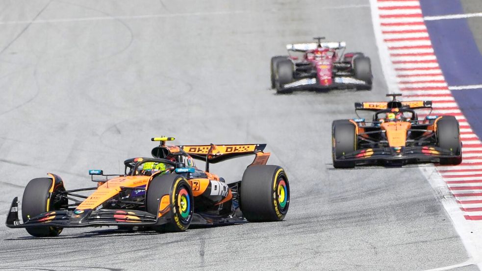 Lando Norris (l) und Oscar Piastri (m) mal wieder an der Spitze. Foto: Darko Bandic/AP/dpa